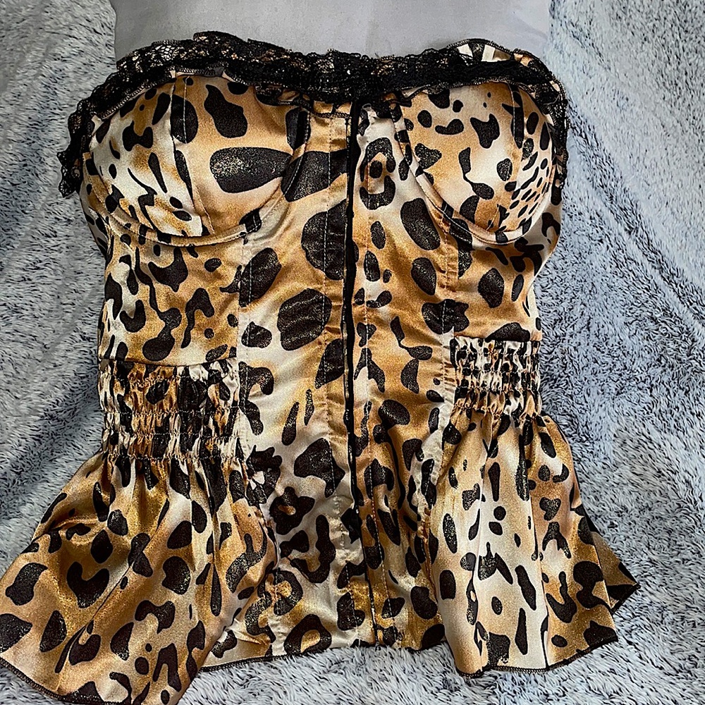 Corset like strapless top